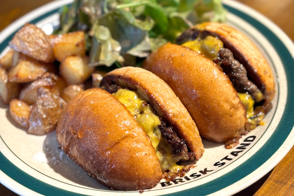 同ホールには名物“切ったやつ”が味わえる、‟JAPAN BURGER CHAMPIONSHIP 2025“優勝の神戸発ハンバーガーショップ「BRISK STAND」も出店。バーガーメニューはもちろん、若鳥やタコの唐揚げなどのおつまみも揃えている。なお、10月には世界大会‟World Food Championships”への出場を控えている