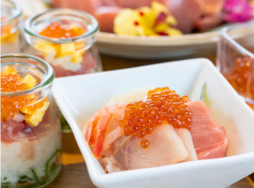 朝食では新メニューとして鮮度を保った海産物を用い、オリジナルの海鮮丼を作ることができる