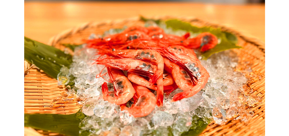 坂井市の三国港で水揚げされる甘えびサイズが大きく、旨味や甘味が強い。また正式名称である‟ホッコクアカエビ“の名の通り、赤味が強いのも特徴だ。水揚げから24時間以内のものが流通しているが、なかでも最後の網で揚がる‟あがりこ“と呼ばれるものは特に鮮度がよい。生に出会えたらぜひ、ミソも卵もあますところなくすべてを味わってもらいたい