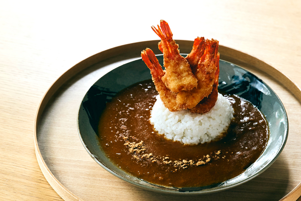「ふくい南青山291_Cultive291」の人気メニュー、‟甘海老カレー“。甘海老フライと甘海老パウダーの追いがけと共に食す一品。フェア開催中は甘海老の量を増量する