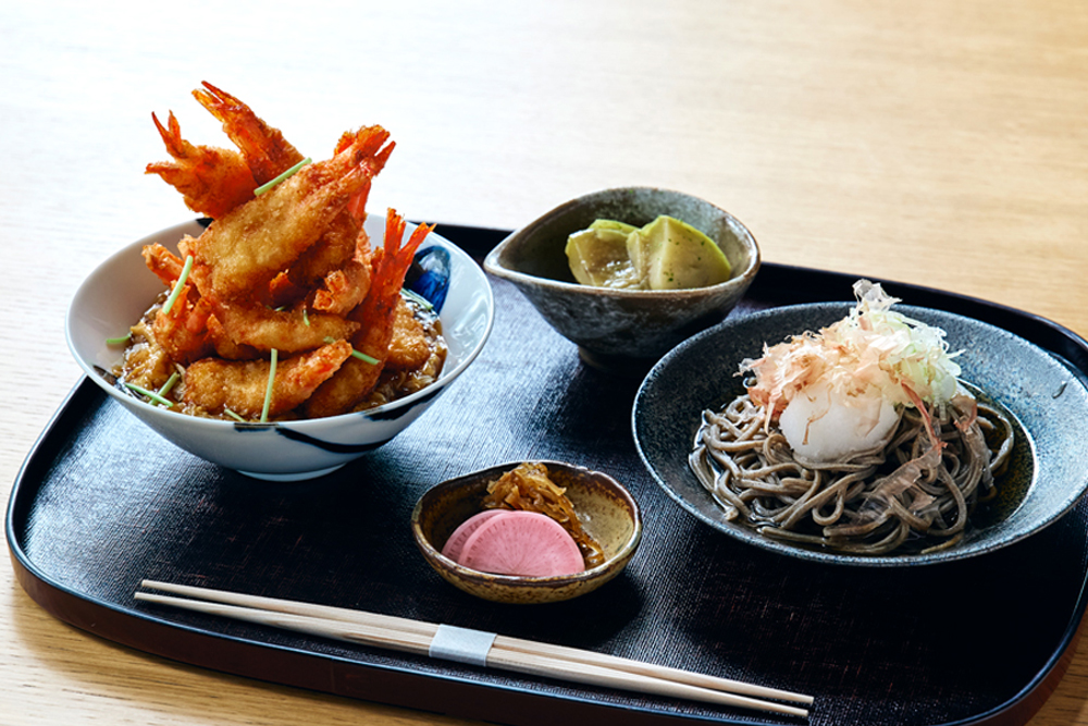 坂井市の名店・「越前蟹の坊」の夏季限定商品、‟甘海老ソースカツ丼“。甘海老は2尾をひとつにして揚げてある。丸岡在来種のそば粉を甘皮ごと石臼で挽いたそば粉で作った‟越前おろしそば”とセットで提供(「ふくい、 望洋楼 青山店」で提供)