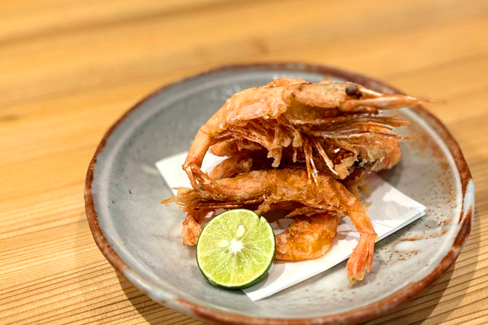 ‟もちえびの唐揚げ“。初夏に水揚げされる脱皮直後の甘海老は、そのもちもちとした食感から地元では‟もちえび”と呼ばれる。従来は地元のみで流通する希少な食材であったが、近年では殻ごと食べられる甘海老として人気が高まっている(「ふくい、望洋楼 青山店」で提供)