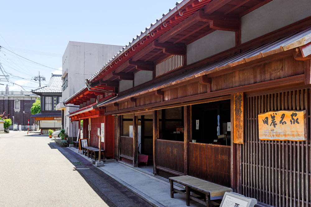 三国湊で材木商を営んだ岸名惣助の代々の居宅である‟旧岸名家”。同地は格子戸の町家や石畳の小路が残り、北前船で栄えた湊町の往時の雰囲気を今に伝えている。近年は古民家を活用した宿泊施設も増え、歴史に触れながら過ごせる場として人気だ