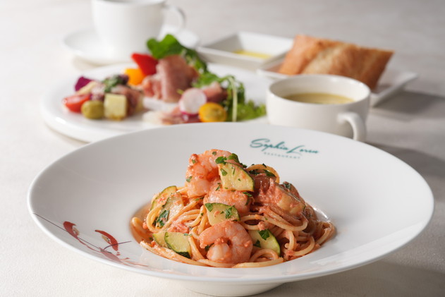 ランチコース前菜の盛り合わせ&パスタ(2,800円) 前菜3種盛り合わせと本日の スープ、パスタはオイルベース・トマトベース・ク リームベースから選択可能。パンとコ ーヒー付き。+500円でランチデザートも