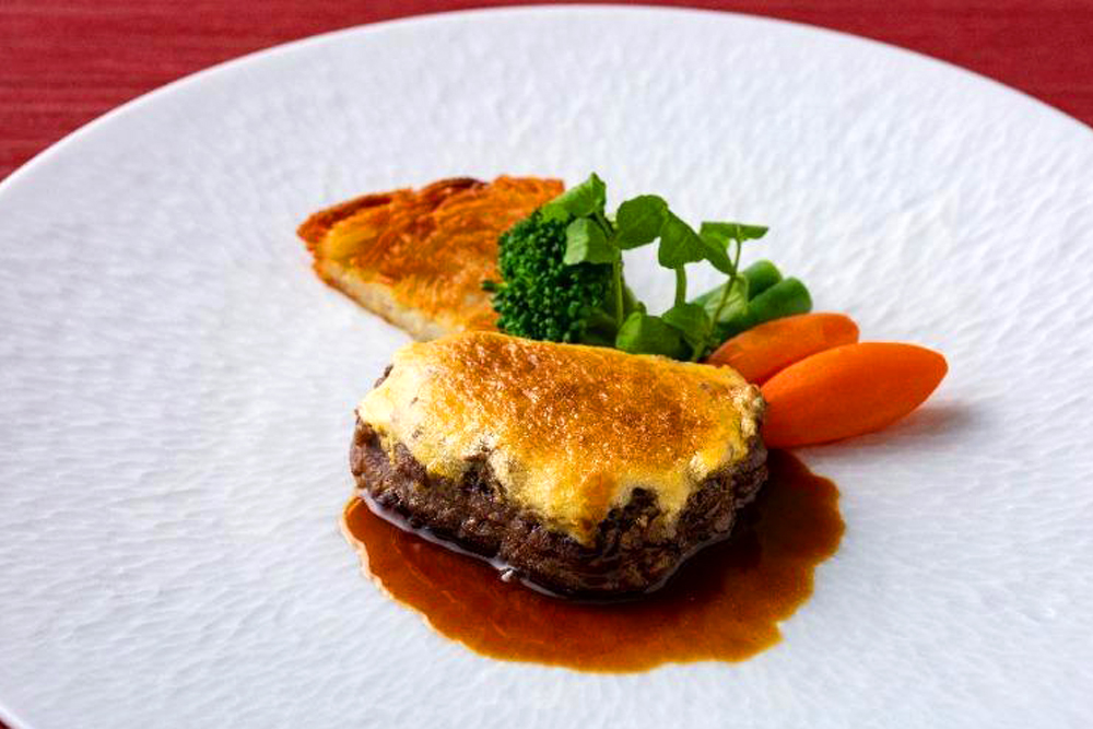 「フランス料理 ル・トリアノン」では、伝統的なフランス料理の中でも特に格式高い料理として知られる”牛フィレ肉のシャルルマーニュ”復活への声が高かった。婚礼や特別な宴席でのコース料理のメインディッシュとして出されてきた料理でもあり、”特別な日の料理”として記憶しているお客さまも多いのだろう