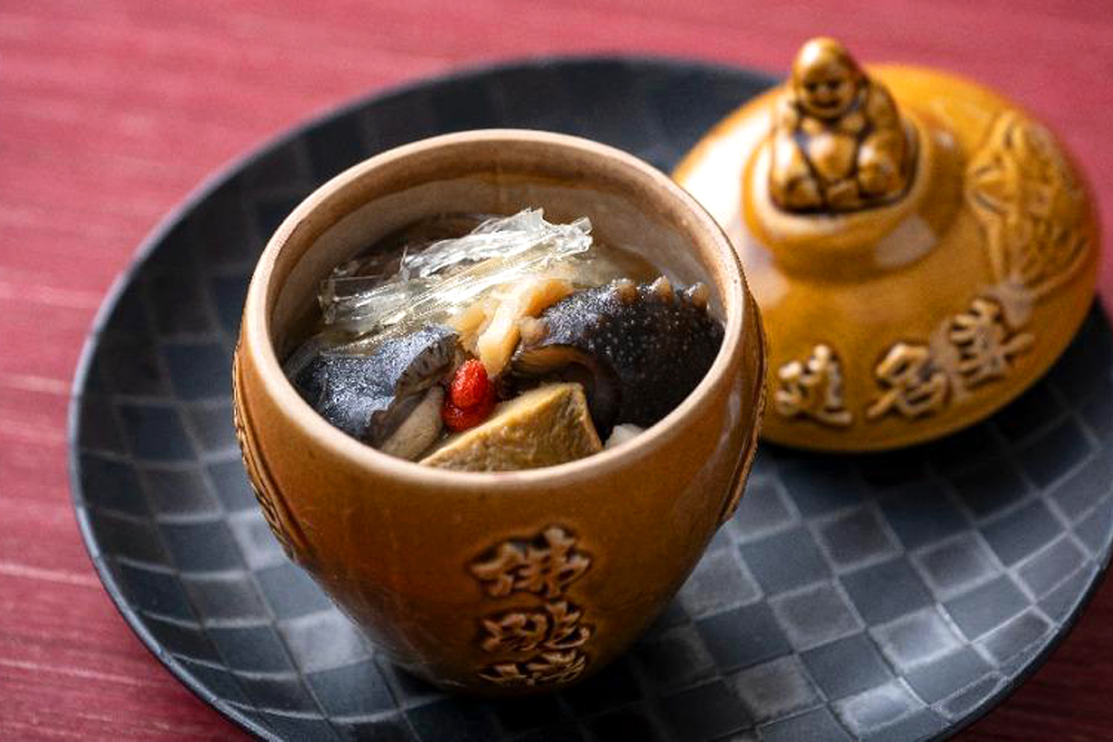 「中国料理 古稀殿」では、” 仏跳牆【ふかひれ入り山海の壺蒸しスープ】”へのリクエストが多く集まった。干した鮑や貝柱、ナマコ、烏骨鶏など、様々な高級食材を数日かけて調理する伝統的なスープを、昭和より受け継ぐ”仏跳牆”の文字が入った専用の器で提供している