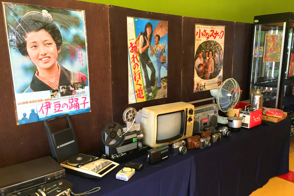 同施設の夏の風物詩として親しまれてきた“高輪 夏まつり”も、今夏は“昭和レトロな夏まつり”をテーマに開催。会場には、当時の映画ポスターの展示や六畳間再現コーナーなどのフォトスポットも登場。別エリアにはけん玉やめんこなどの‟懐かしのあそび広場“もあり、昭和の記憶を五感で味わえる演出満載だ