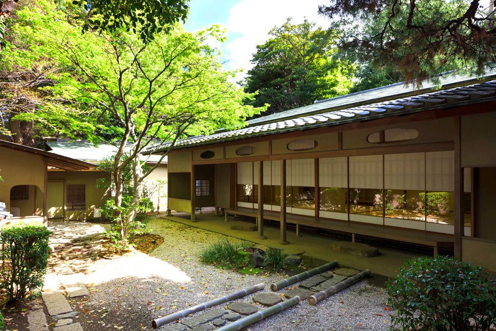 近代建築の礎を築いた巨匠・村野藤吾が手掛けた、数寄屋造りの茶室建築「茶寮 惠庵」。今夏は、京都の老舗「福寿園」協力のもと、期間限定で和カフェも初開催した。PCやスマートフォンから、計6室ある茶室や個室を360度で体験できるバーチャルツアーも展開されており、こちらは今後も継続される予定だ