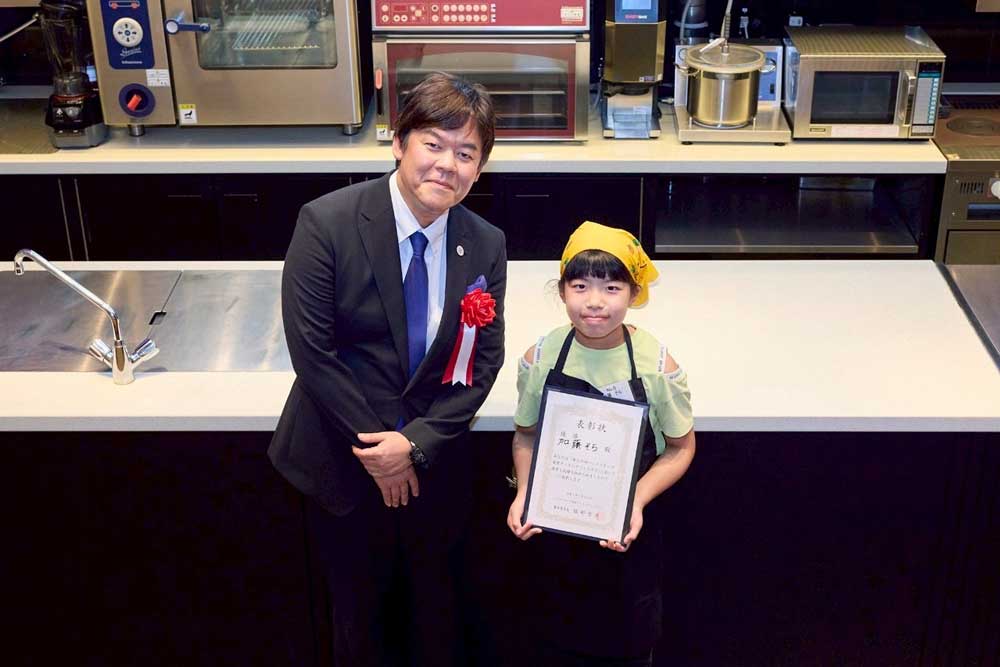 優勝した加藤さんと服部校長