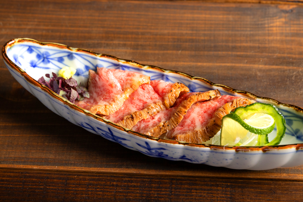 “宮崎牛のたたき”。鮮度の高い肉を仕入れられるからこそ提供できる一品で、朝食・ディナーいずれの時間帯でも楽しめる。同店のシグネチャーメニューともいえる一皿だ