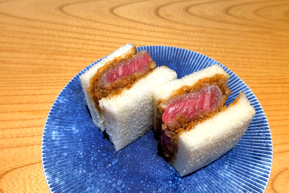 ディナータイムの“宮崎牛サーロイン入焼肉コース”および“宮崎牛シャトーブリアン入焼肉コース”で提供される“宮崎牛カツサンド”。同メニューは持ち帰り用として購入することもできる。このほか、“宮崎牛メンチカツ”や“宮崎牛玉子焼き”もおみやげ用として用意されている