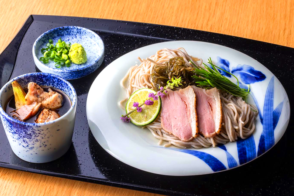 丸の内店限定のオリジナルメニュー”昆布水鴨せいろ”。昆布の旨味をたっぷり含んだ出汁に蕎麦を浸した状態で提供する、ひと味違ったせいろ蕎麦だ