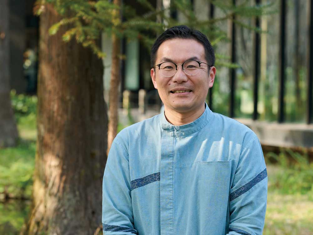 2025年8月号 TOP RUNNER　第18回 星野リゾート　「星のやグーグァン」総支配人　吉田 裕之氏