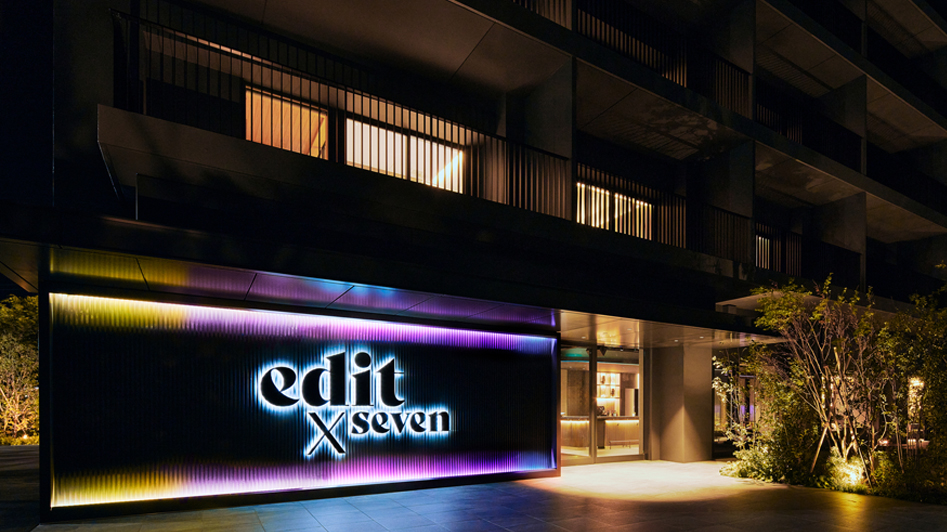 施設外観。‟edit x seven“エディションが、これまでの施設のエスプリはそのままに、カジュアル＆ラグジュアリーな‟リトリート”を体験できる施設であることを表現するため、ホテルサインにはレインボーカラーのネオンライトが採用された