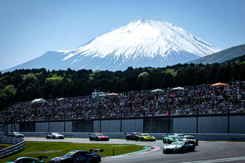 近隣には国際的なモータースポーツイベントが開催される「富士スピードウェイ」がある。同施設では実際のコースを自家用車で走れる‟体験走行“の予約付きプランもあり、気軽に本物のサーキット体験を楽しむこともできる