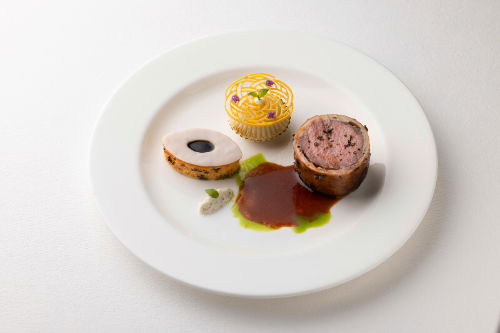 優勝作品“仔羊のロースト ジュダニョーとミントのオイル”