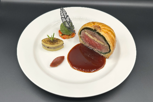 準優勝作品“仔羊とフォワグラのパイ包み焼き 仔羊のジュとラベンダーの香り”