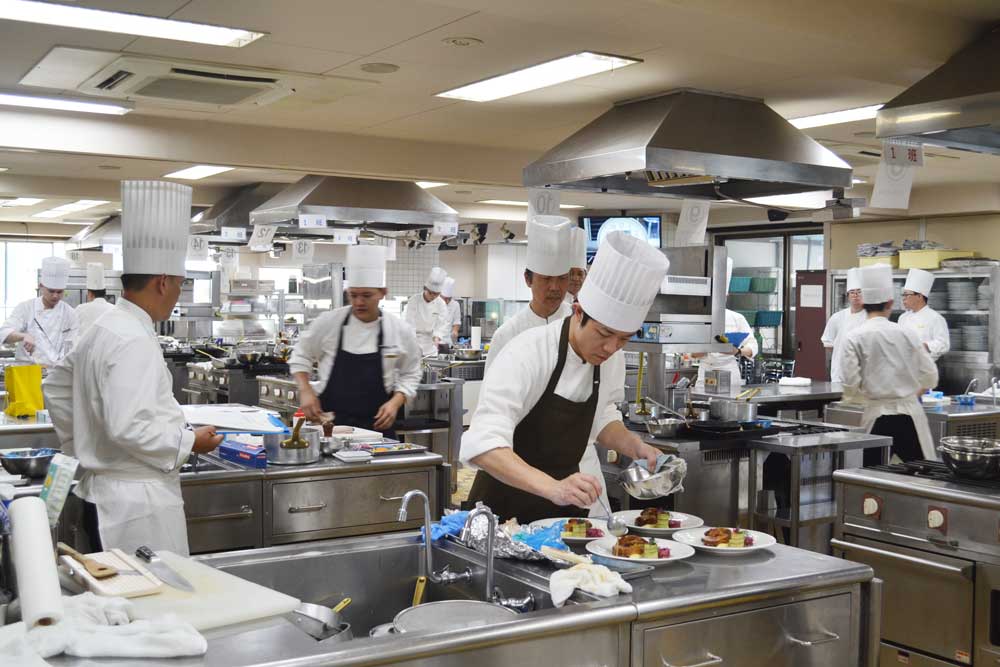 予選を勝ちぬいた18名の若手シェフが腕を競い合う、「第21回JRホテルグループ料理コンテスト」開催