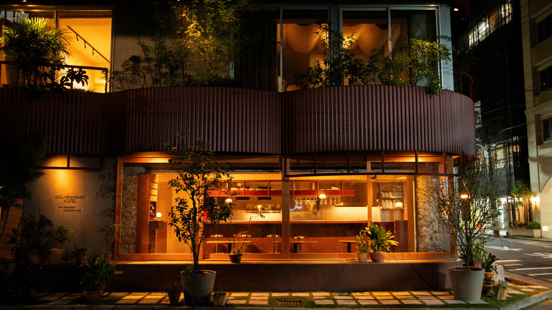 ホテル1階「Pizza Tane」では「Parklet Bakery」で⼤切に育てられてきた酵⺟（スターター）を受け継いだサワードウ⽣地を窯で焼き上げている