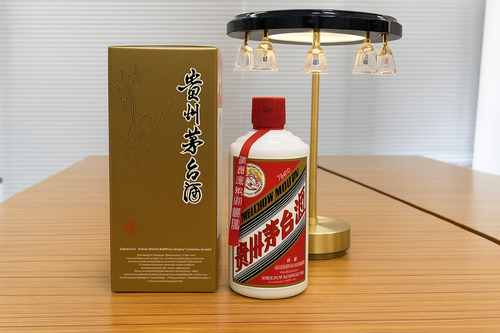 「茅台酒」専用のショットグラスと大河実業オリジナルのライト付き什器をセットで提供。レストランやバーで高級感を演出する