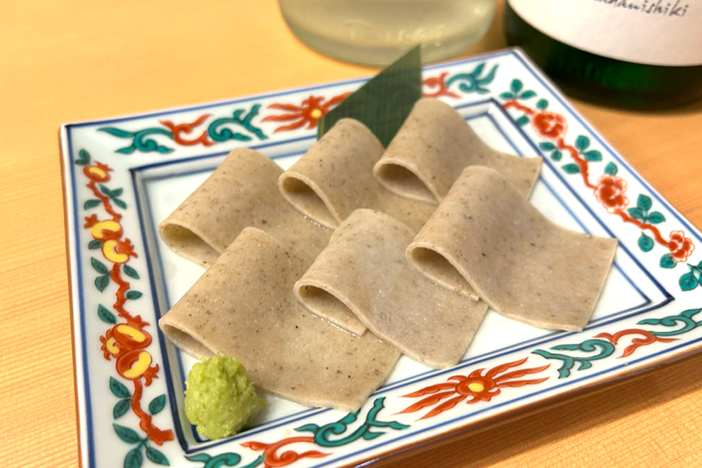 卓上に備え付けてある‟紅彩塩”とわさびと共に食す”信州蕎麦刺し”。つるりとした食感と蕎麦の旨味を存分に味わえる。こちらも、同店を訪れたら一度は味わってほしい必食の一皿だ