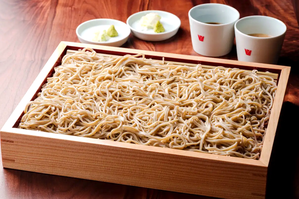 夜限定メニューの”囲み蕎麦”。約2人前で提供され、1,428円というコスパの良さも魅力だ。食事の〆にはもちろん、会食後に「あと少し食べたい」というニーズにも応えてくれる、嬉しい一品だ