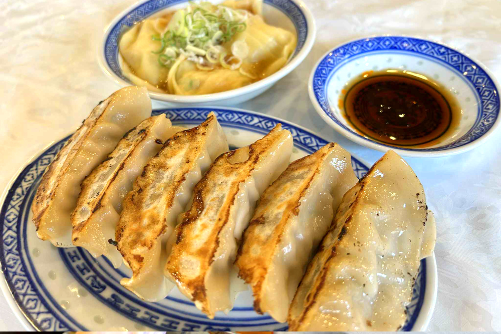 “サービス1”の餃子。プレミアム会員であれば、一皿6個が無料で提供される。麺または炒飯メニューを1品オーダーすることが前提とはいえ、これだけの量のサイドメニューがあれば、一般的な胃袋なら十分満腹になる量であり、それだけでもお得感がある