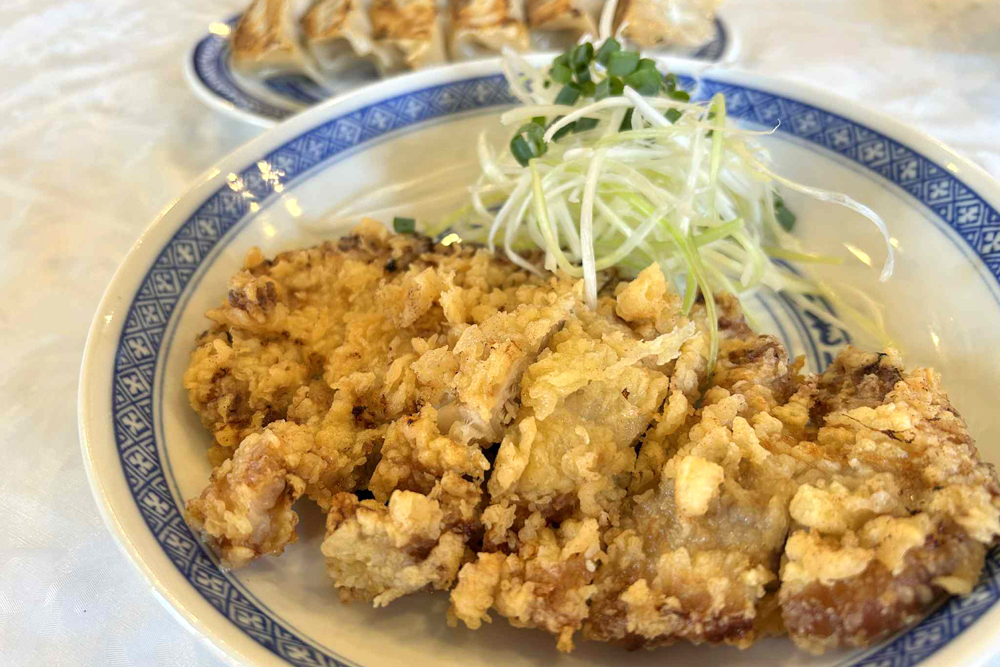 “サービス3”の“パーコー塩山椒付”。そのまま食べてもよし、同ブランドの人気メニューである‟タンタン麺“など、麺メニューにトッピングしてもよし。手のひらよりも大きなガッツリサイズのパーコーを、310円で楽しむことができる