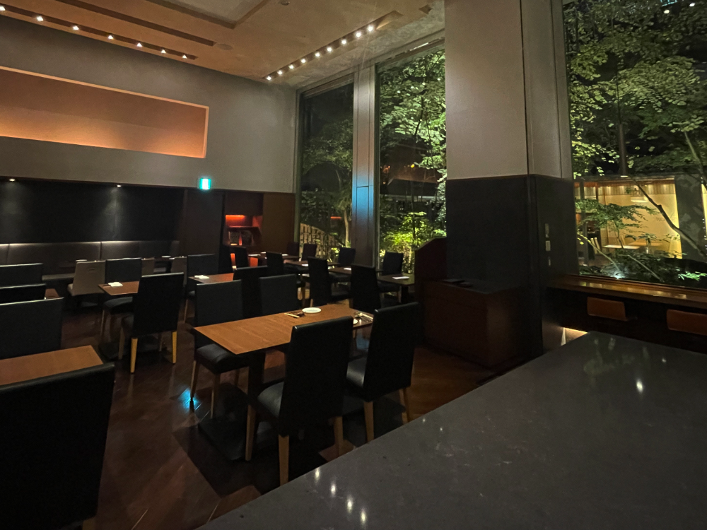 視認性の高いレイアウトとした「ダイニング 流」、夜は中央のテーブルにハイチェアを設えてバーカウンターに