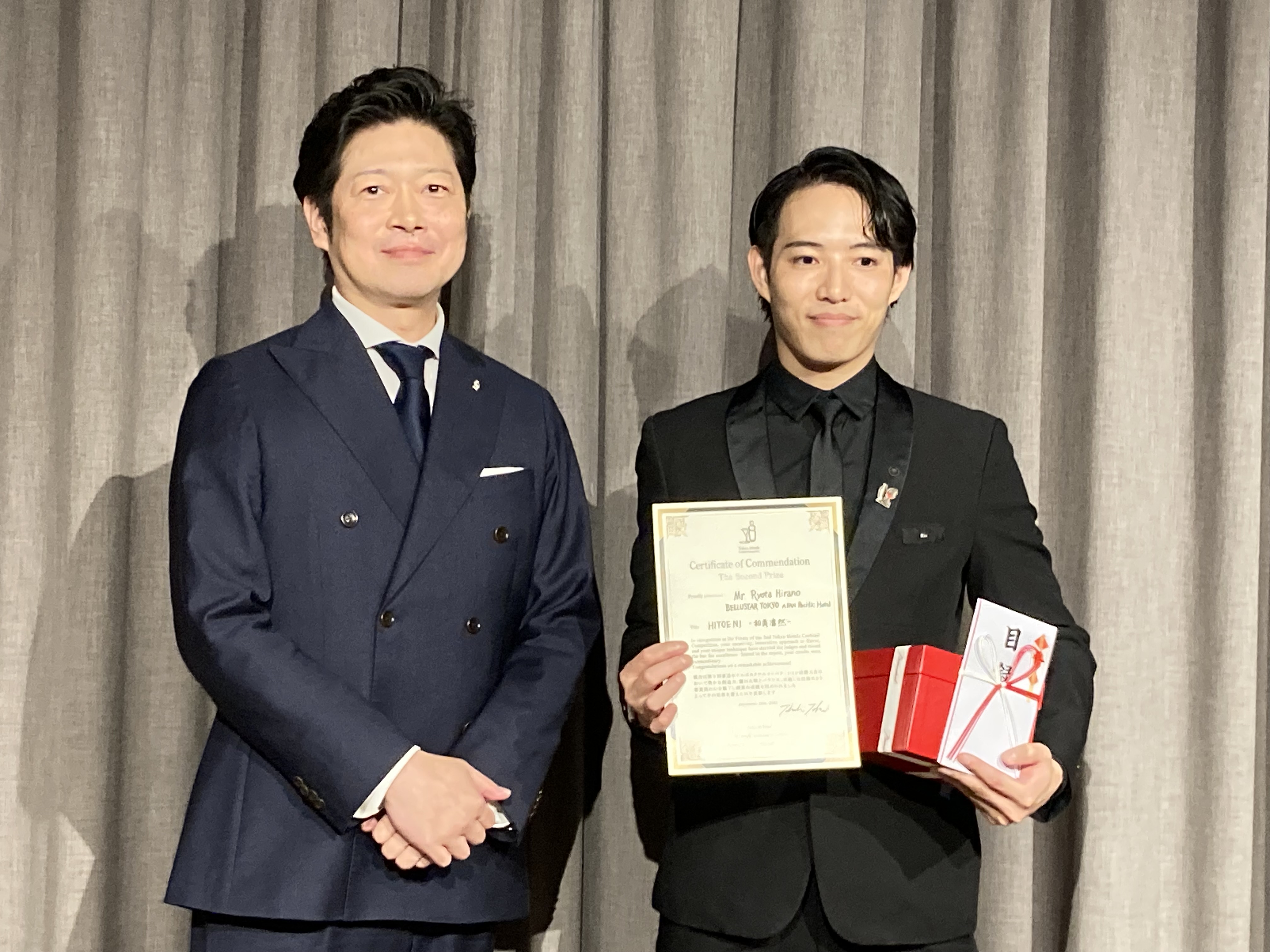 準グランプリの平野亮太さんとホテルバーメンズ協会代表理事会長 野田浩史氏（左）