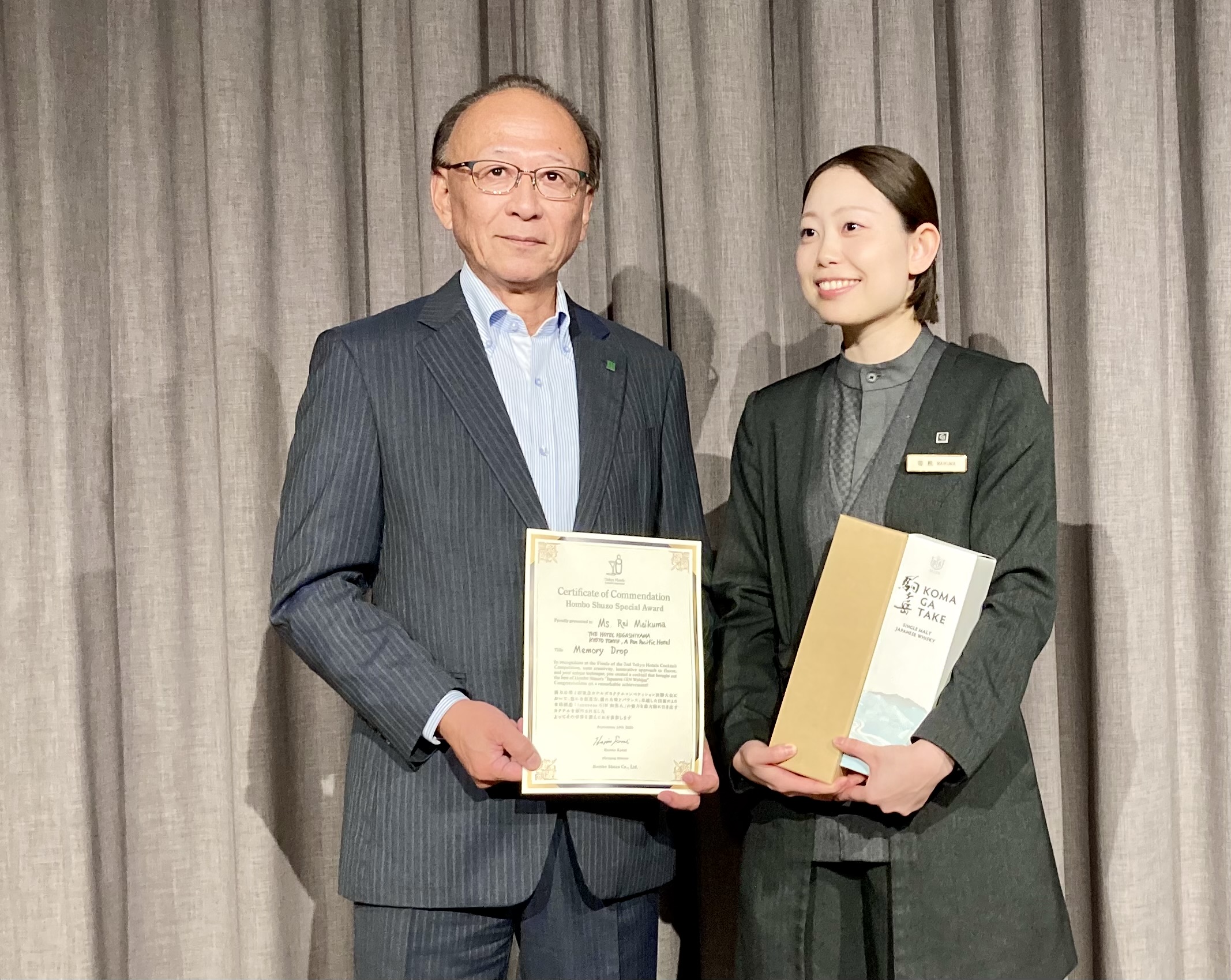 本造酒造特別賞を受賞した毎熊 澪さんと本坊酒造㈱常務取締役 甲信事業部長  久内 一氏（左）。毎熊さんは今年の「第1回 東急ホテルズ レストランサービスコンテスト」で審査員特別賞を受賞している