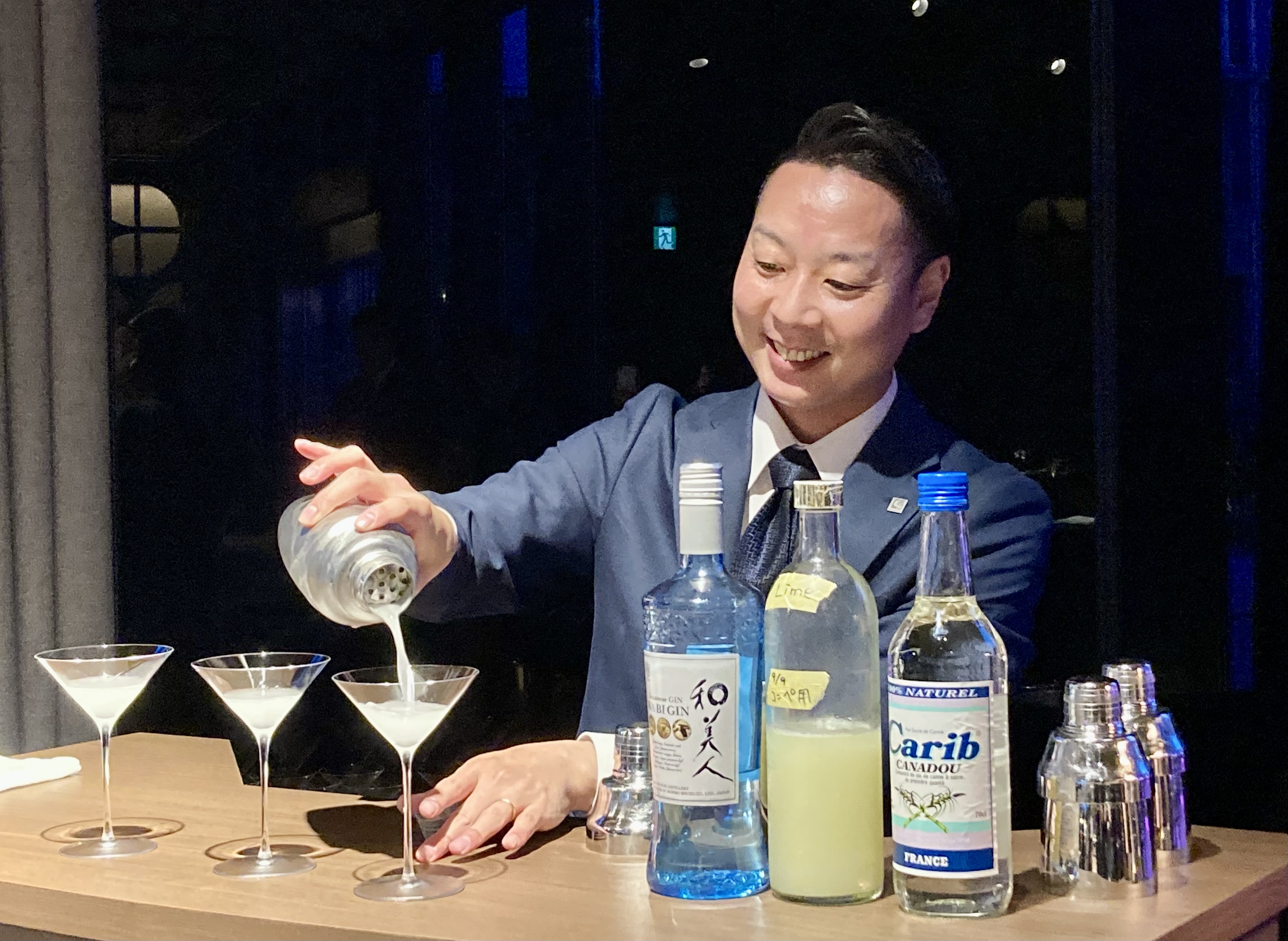 昨年グランプリのバーテンダー 小西克也氏（THE HOTEL HIGASHIYAMA KYOTO TOKYU, A Pan Pacific Hotell／京フレンチ「ナナノイチ」）が、入賞者やファイナリストに祝杯としてカクテルを進呈した