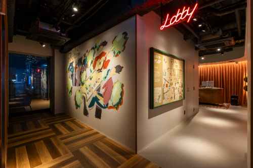 ロビー階にはアーティストの神山 麗子氏の手書きによる壁面アートや、案内人「&Lover」厳選のおすすめスポットが描かれたエリアマップを配置