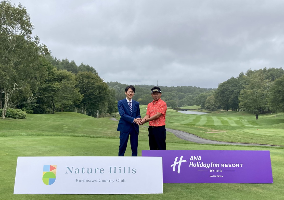 ゴルフ場開業イベントでのファーストショット。プロゴルファー 池田勇太氏（右）