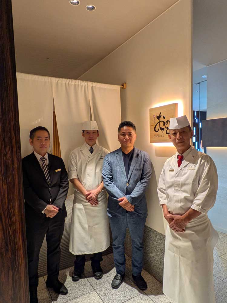 「鮨 銀座おのでら 新宿なだ万店」エントランスにて。（右から順に）黒澤重正大将、長尾真司代表取締役社長、岩永博司料理長、谷島弘行支配人