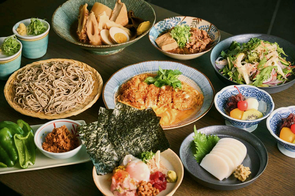 同店のオールスターが揃う“燦々コース”。蕎麦前メニュー3点にはじまり、ばくだんやサラダ、おでんの盛り合わせ、さらにメインは複数のラインナップから選べ、〆蕎麦に甘味まで揃う。これだけの品数で5,500円と、宴会やギャザリングに嬉しい内容だ