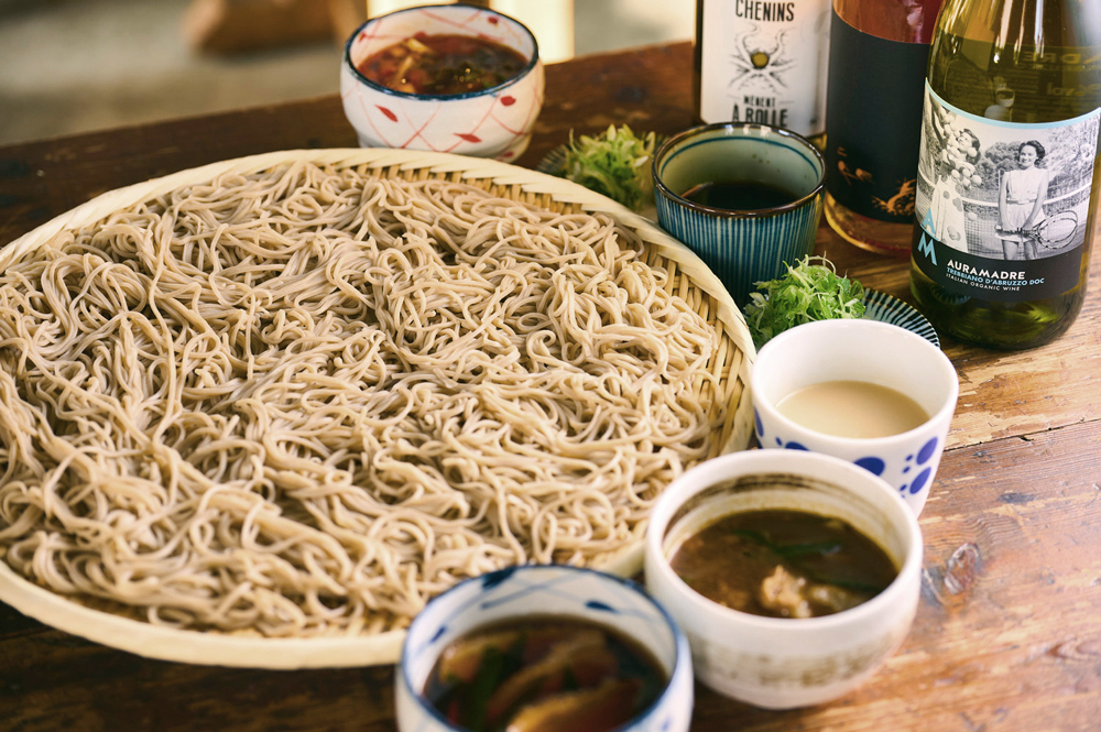 シグネチャーメニューである‟十割蕎麦の大せいろ“は、1合から5合まで量を選ぶことができる。つけダレは、‟担々、カレー、鴨南蛮”の温かいものと、‟胡麻、旨味玉子、つけ汁“の冷たいものの6種が用意されており、自分好みに組み合わせるもよし、シェアするもよし、多種多様に楽しめる