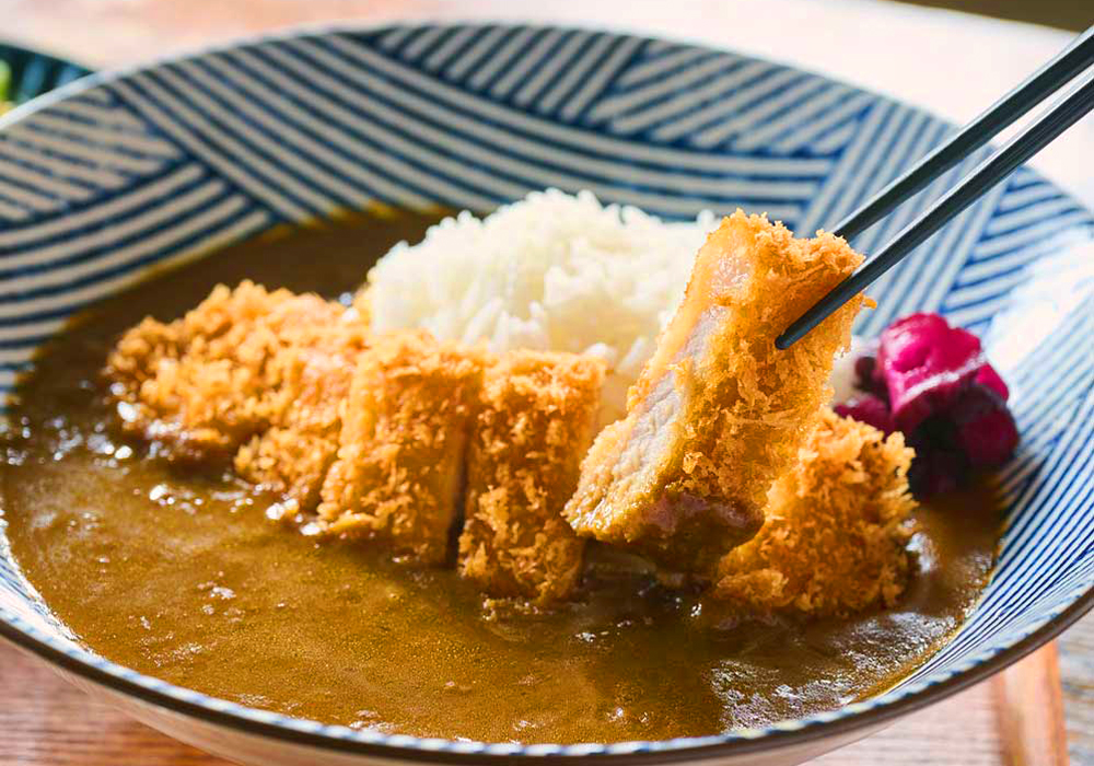 カツカレーライスにサラダが付くランチメニュー、“蕎麦屋のカレー”。カレーと蕎麦、両方の極意を知るからこそオンメニューできる一品だ