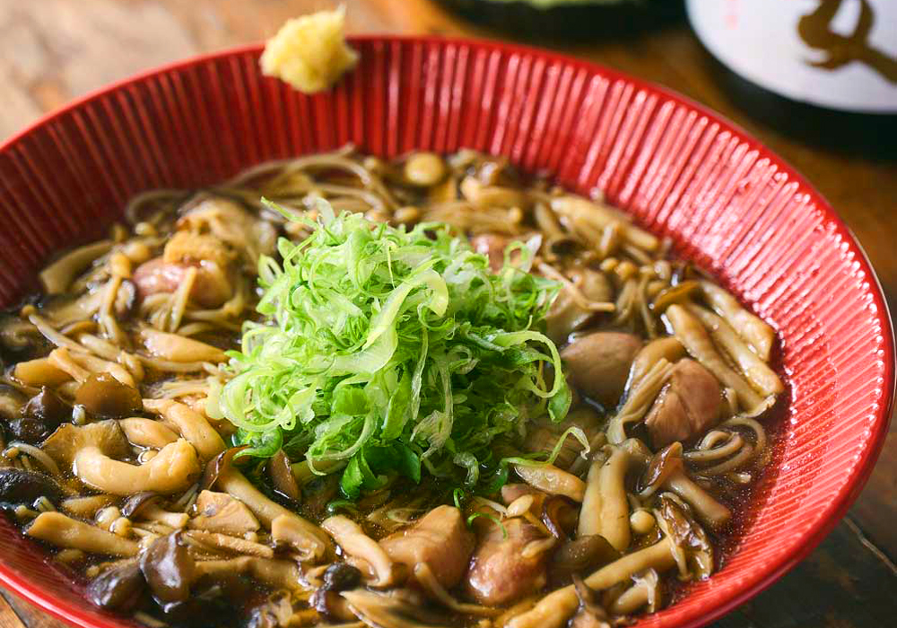 ランチメニューにはネギだけでなく、きのこも“しょった“鴨きのこ”も。グルタミン酸、イノシン酸、グアニル酸と、旨味の要素すべてを味わえる逸品