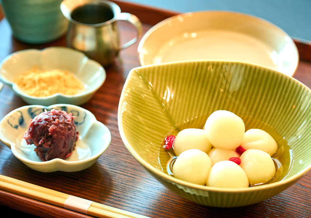 カフェタイムには昔懐かしい“和スイーツ”を提供。画像は、温かいものと冷たいものから選べる“白玉セット”。その他、“あんみつ”や“白玉ぜんざい”といったオーセンティックなメニューに加え、温・冷を選べる“白玉ジンジャー”などのネオ和スイーツも揃う