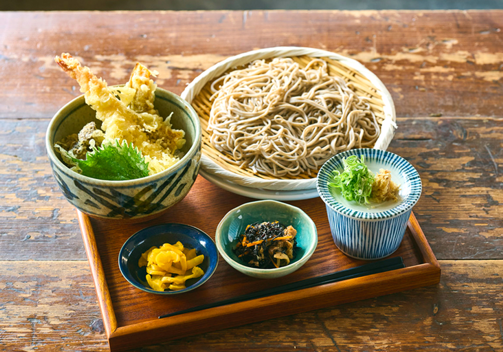 10食限定のランチメニュー、“上天丼”。大海老、穴子、玉子、ちくわ、黒舞茸などの天ぷらがのった天丼に、サラダ、小鉢、お漬物がセットになり、2,600円で提供される、嬉しいセットになっている