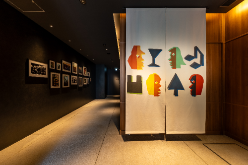 エントランスに富田染工芸が手掛けたタペストリー、エレベーターホールに新宿の風景を写した写真アートを設置