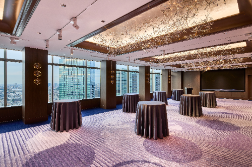 白やシルバーを基調とした「ルナール」(190㎡)、月の明かりをイメージした天井の吊アートを配置