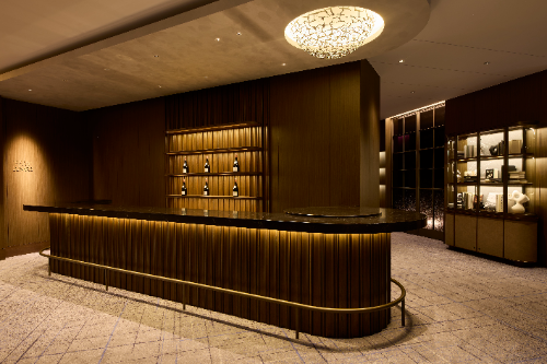 ホワイエにバーカウンターを新設し、セレステとルナール側から視認できるレイアウトとした