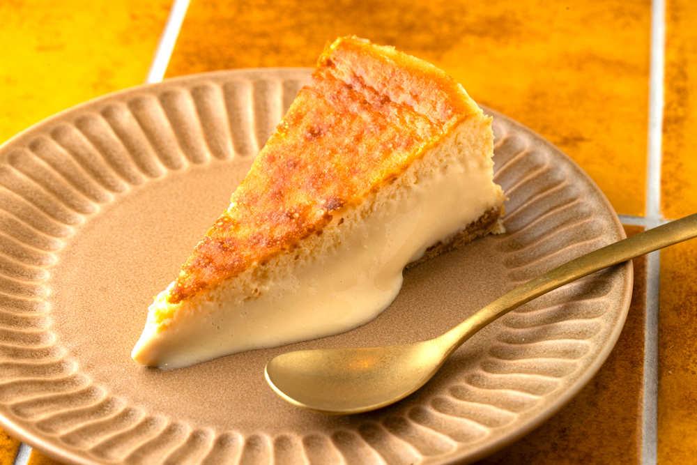 ”バスクチーズケーキ“。甘いものが大好きなミゲル氏は、シェフであると同時にパティシエとしてのセンスも秀逸だ。料理だけでなくデザートにおいても、魅力を放つ存在だ。デザートラバーもぜひ、訪れてみてほしい