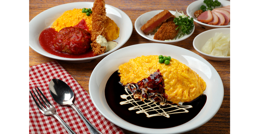 看板メニューの「オムライス デミグラスソース（右手前）」や、定番3品を一度に味わえる「カーディナルプレート（左後）」など、同店では東京スカイツリータウン・ソラマチの人気店、「洋食屋 銀座グリルカーディナル」の味をカジュアルに楽しめる。なお、メニューはすべて両店統括料理長・田中俊行氏が監修しており、気軽ながらも本格的な味わいを堪能できる