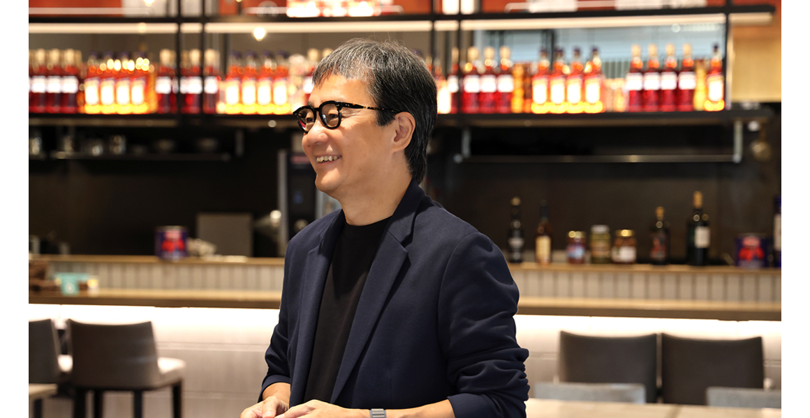 ㈱カーディナル代表取締役社長の三好康弘氏は語る。「私は料理において斬新さより、メニュー名がお客さまに解りやすく、オーセンティックに、言うなれば“定番の美味しさ”であることを大事にしています」。この哲学は同社の各店舗に息づき、一口ごとに心に残る確かな味わいとして体現されている