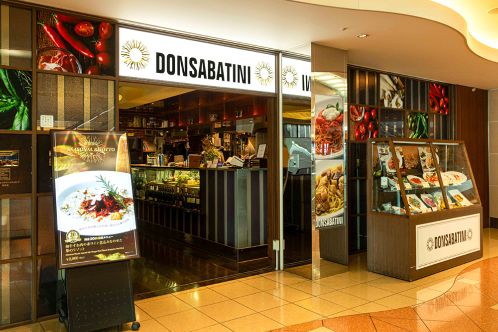 最初の出店となった第2ターミナルの「ドンサバティーニ」。空港で味わえる料理ながら本格的なパスタを提供し、21年間安定した人気を誇っている。また安全対策への意識も高く、食物アレルギー誓約書の提出だけでなく、調理面でも細やかな配慮が行われている。その信頼から空港関係者の会食にも多く利用される店舗だ