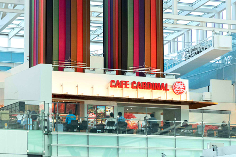 2つ目に出店した第3ターミナルの「カフェ カーディナル」。ホットドッグやナンカレー、デニッシュといった、片手で気軽に食べられる軽食が充実している。24時間営業の空港ということもあり、真夜中や早朝の発着時に、小腹を満たしたいお客さまからも好評を得ている