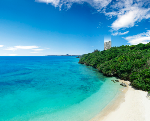 エメラルドグリーンが果てしなく続く「モトブブルー」。遠くには伊江島・瀬底島・水納島といった島々が広がる海岸線が魅力だ